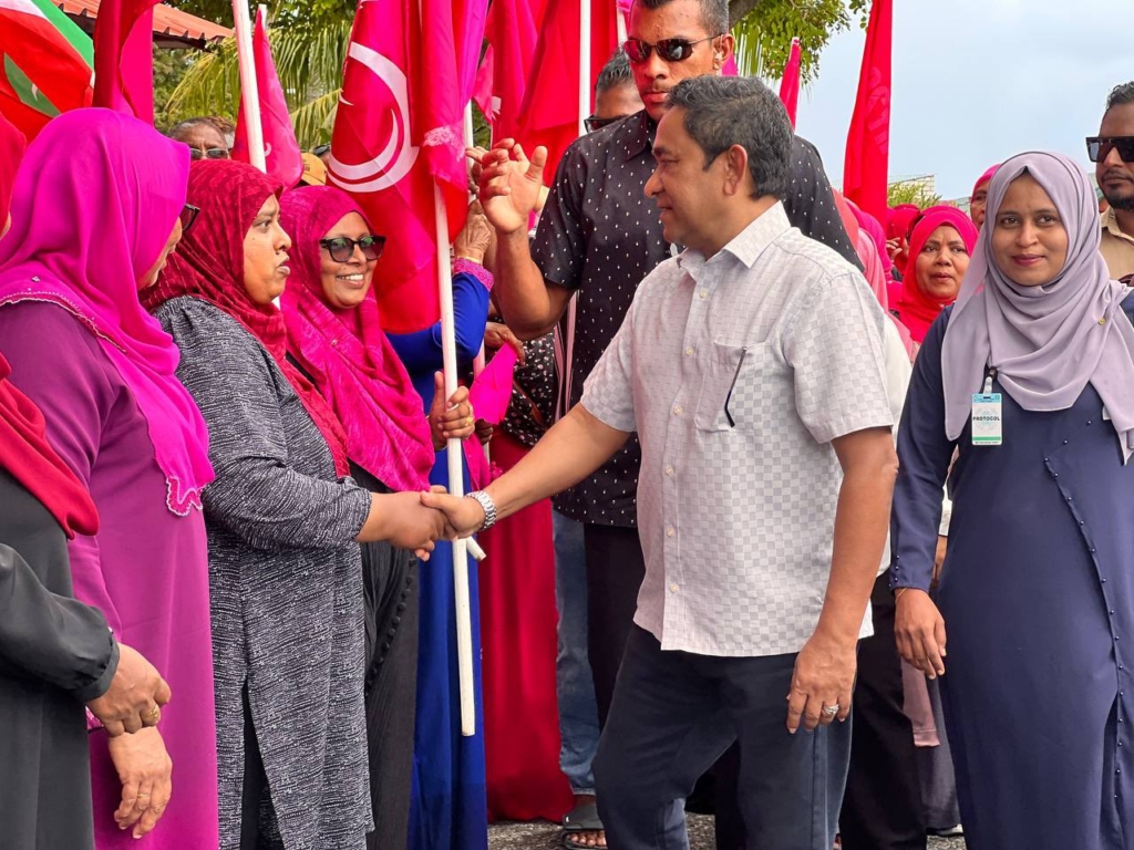 Ex President Yameen Welcomed With Overwhelming Support From Addu City